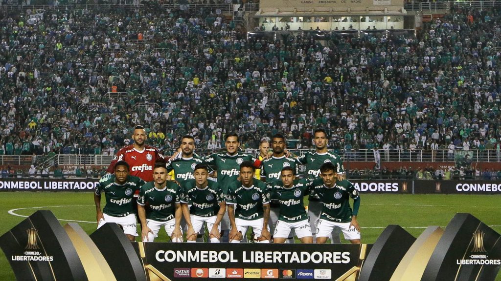 O Palmeiras que está em destaque na foto é o que se vai. O que está atrás é o que fica: a torcida.