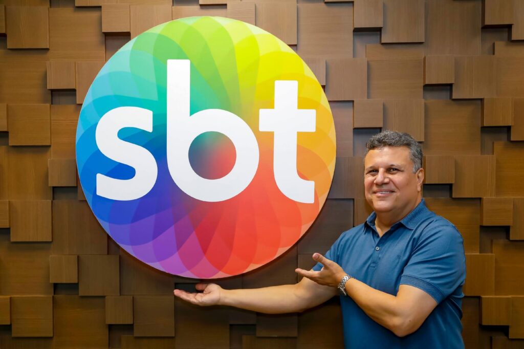 Téo José, do SBT, é o convidado especial da live de 1 ano do Blog do Allan Simon no YouTube - Foto: Divulgação/SBT